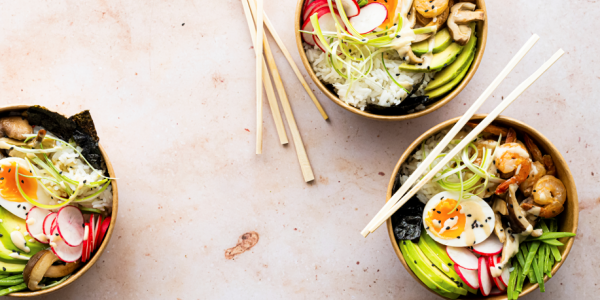 Poké Bowl con aguacate, un plato completo y muy sano La Caja Saludable