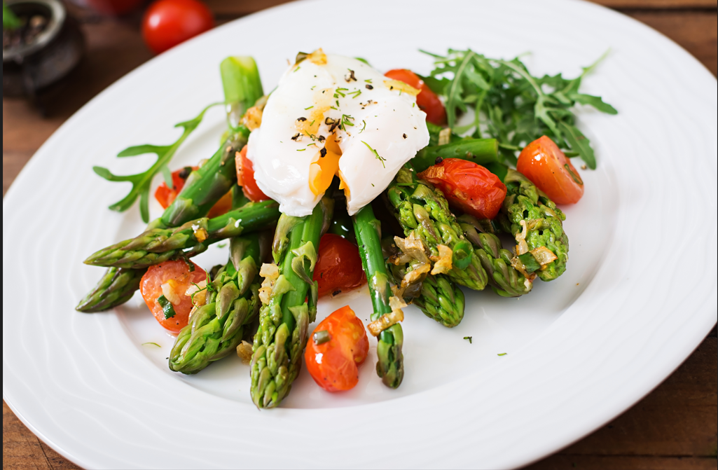 Ensalada templada de espárragos y huevo poché La Caja Saludable