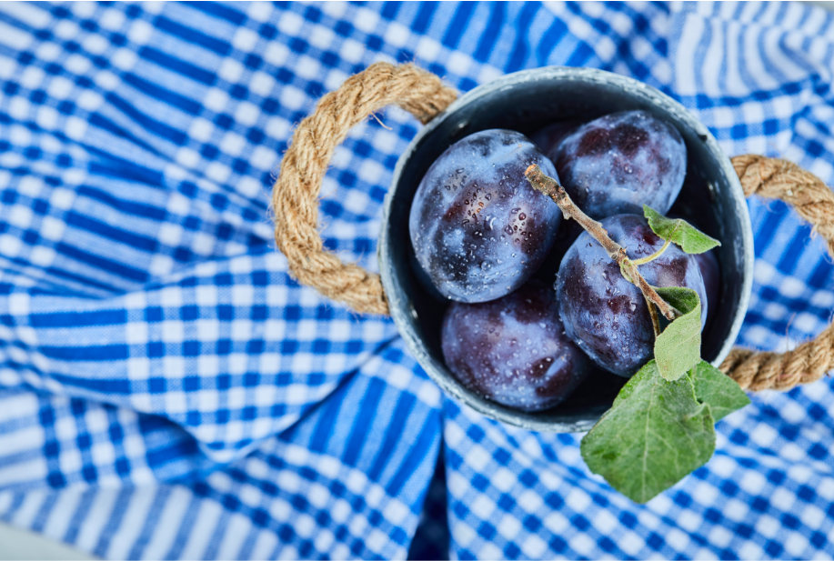 Ciruelas de temporada recién cogidas por nuestros agricultores La Caja Saludable