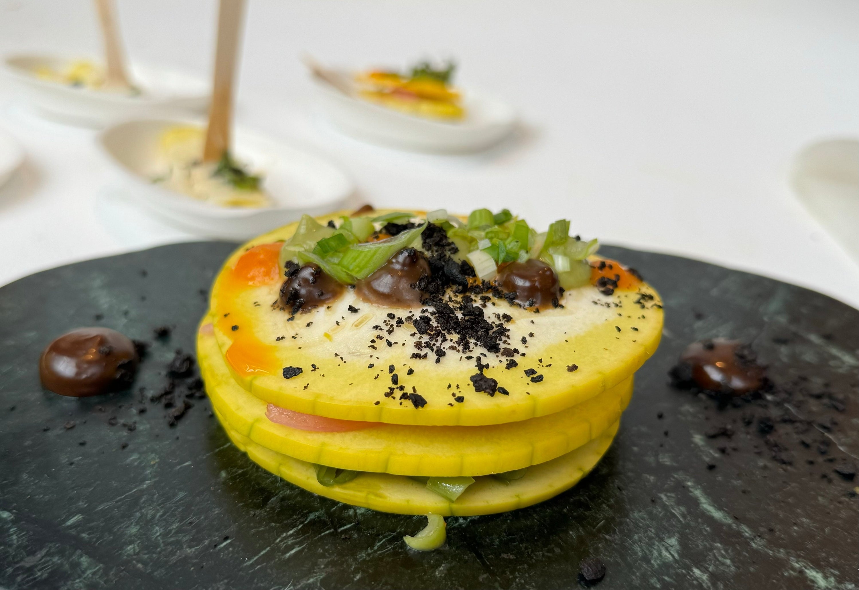 Carpaccio de Zucchiolo® con crema de aguacate y de zanahoria