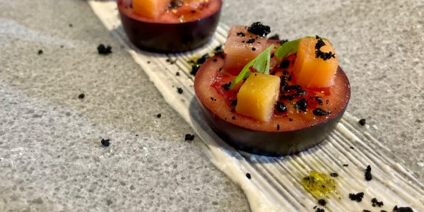 Solomillo de tomate con salazones y cremoso de ajoblanco La Caja Saludable