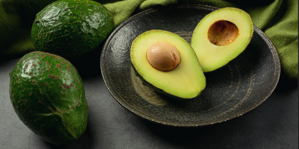 Hojas de acelga rellenas de ensalada de aguacate La Caja Saludable