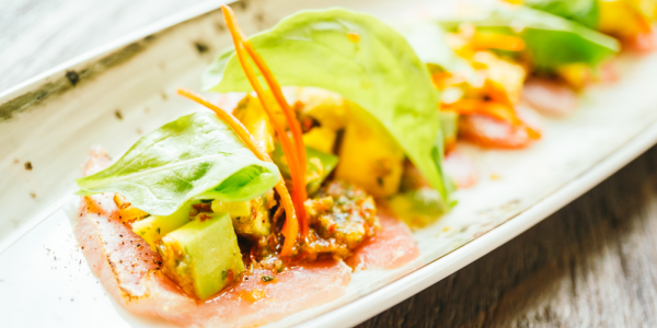 Ensalada navideña de atún marinado con aguacate La Caja Saludable