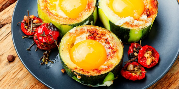 Calabacines redondos rellenos de huevo con pisto La Caja Saludable