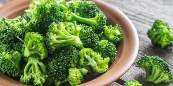 Ensalada de brócoli y fruta con pollo a la parrilla (directo al paladar) La Caja Saludable