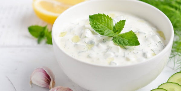 Tzatziki Griego con pepino, un aperitivo muy refrescante La Caja Saludable