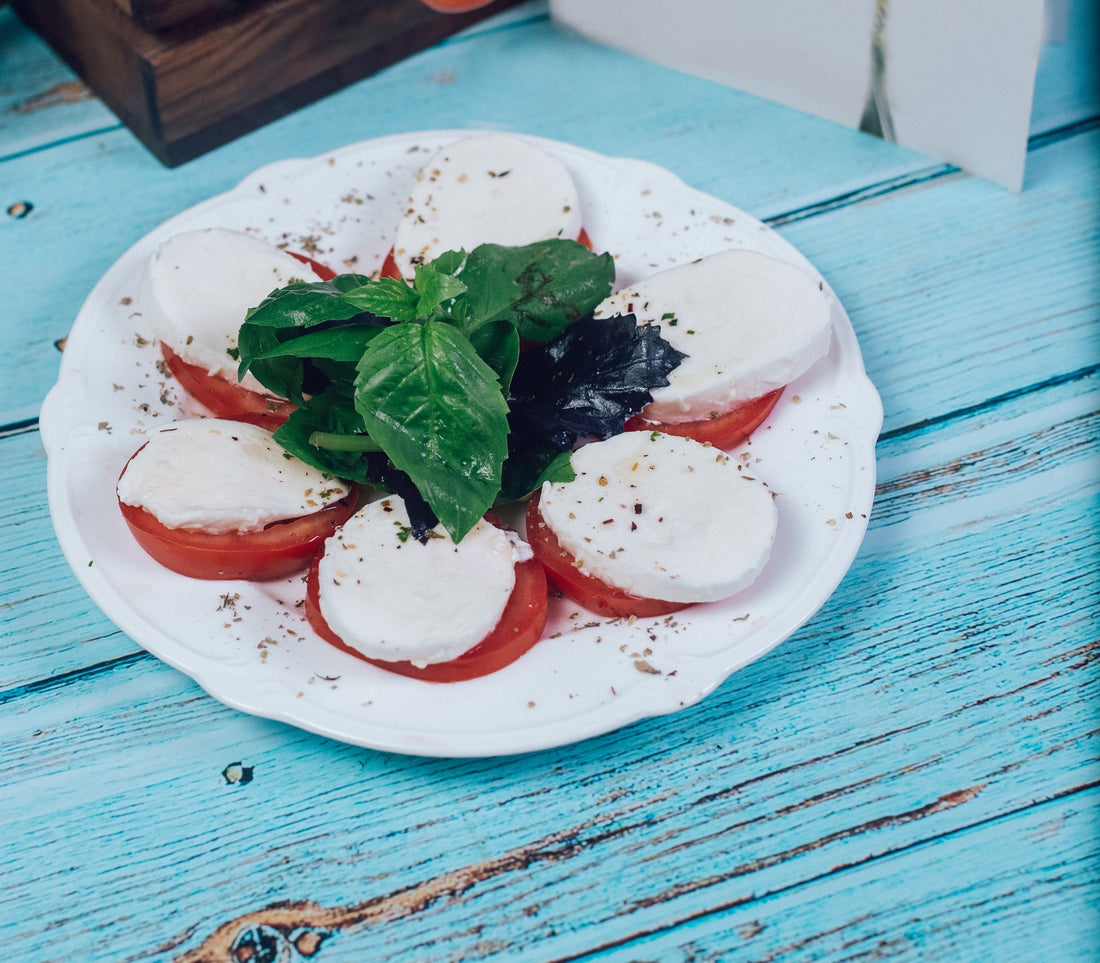 Ensalada de Burrata con Tomate y Salsa Tartufata